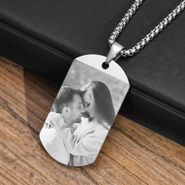 Nieśmiertelnik z grawerem dedykacji i fotografii – prezent od serca