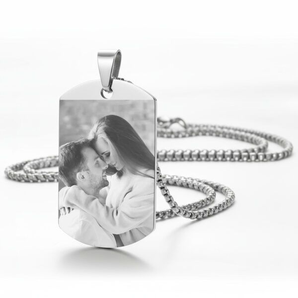 Nieśmiertelnik z wygrawerowanym zdjęciem pary – symbol miłości