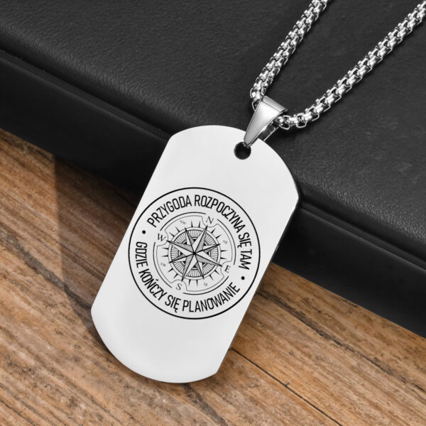 Nieśmiertelnik dla Podróżnika z napisem