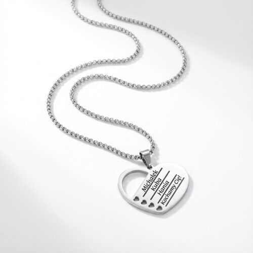 Personalizowany naszyjnik serce z miejscem na cztery linie graweru.