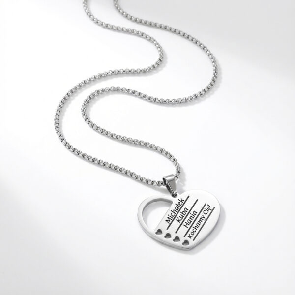 Personalizowany naszyjnik serce z miejscem na cztery linie graweru.