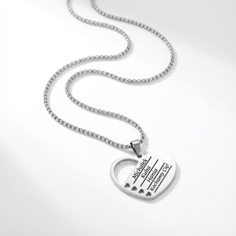 Personalizowany naszyjnik serce z miejscem na cztery linie graweru.